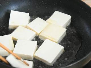 酱烧豆腐—荤素搭配，好吃不贵,2勺油烧热，煎豆腐。