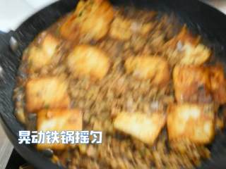酱烧豆腐—荤素搭配，好吃不贵,加入1勺生抽、半勺老抽，晃动铁锅摇匀