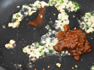 酱烧豆腐—荤素搭配，好吃不贵,加入黄豆酱，炒匀。
