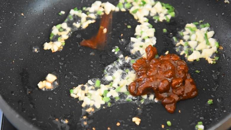 酱烧豆腐—荤素搭配，好吃不贵,加入黄豆酱，炒匀。