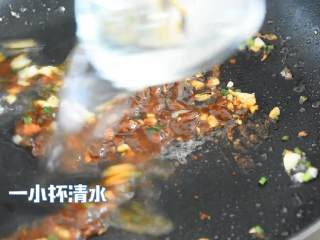 酱烧豆腐—荤素搭配，好吃不贵,倒入1小杯清水，烧开。