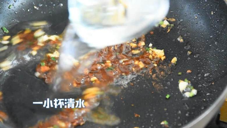 酱烧豆腐—荤素搭配，好吃不贵,倒入1小杯清水，烧开。