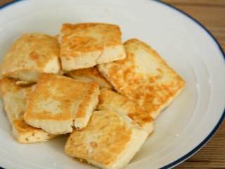 酱烧豆腐—荤素搭配，好吃不贵,中火煎至两面金黄，盛出备用。