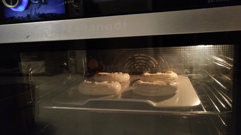 德式碱水面包,烤箱预热180度！中层烤20分钟左右即可