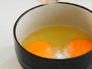 香菇煎蛋—百搭鸡蛋，配啥都好吃,鸡蛋加盐、淀粉，打散炒匀。