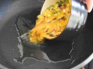 香菇煎蛋—百搭鸡蛋，配啥都好吃,锅中油烧至8成热，倒入鸡蛋液。