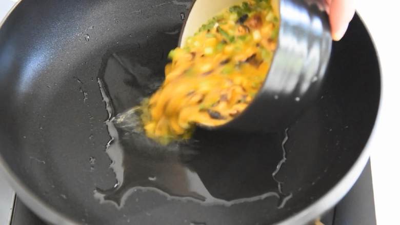 香菇煎蛋—百搭鸡蛋，配啥都好吃,锅中油烧至8成热，倒入鸡蛋液。