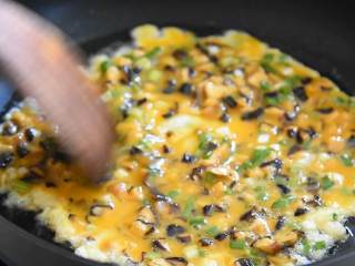 香菇煎蛋—百搭鸡蛋，配啥都好吃,小火慢慢煎至定型翻面，煎至金黄色，即可出锅。