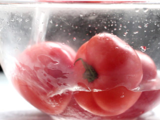 西红柿炖牛腩,西红柿底部用刀划十字，用开水烫几分钟。