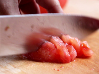 西红柿炖牛腩,西红柿去皮后，切成小块待用。同时姜切片、葱和辣椒切段，蒜去皮，桂皮、八角、花椒备好。