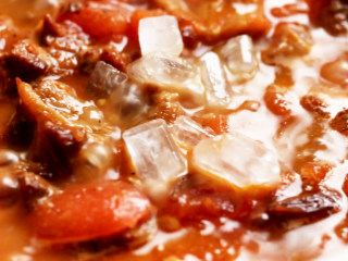 西红柿炖牛腩,调入盐、冰糖，撒入黑胡椒粉，开小火继续炖煮十分钟，汤汁收浓即可。