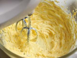 黄油曲奇,把黄油切成小块，室温软化，软化到可以很轻松地用手把黄油捅一个窟窿的程度，然后用打蛋器打发至变白。