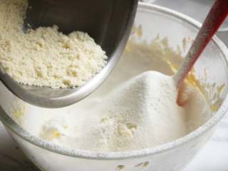 黄油曲奇,将过筛的低粉、杏仁粉和盐放入盆中，然后翻拌至无干粉，面糊湿润。