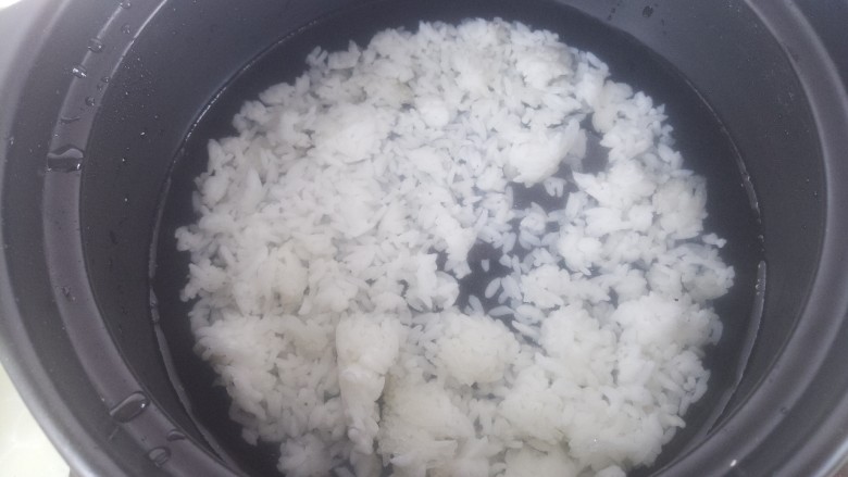虾粥煲,然后把米饭放入砂锅里，倒入适量的水