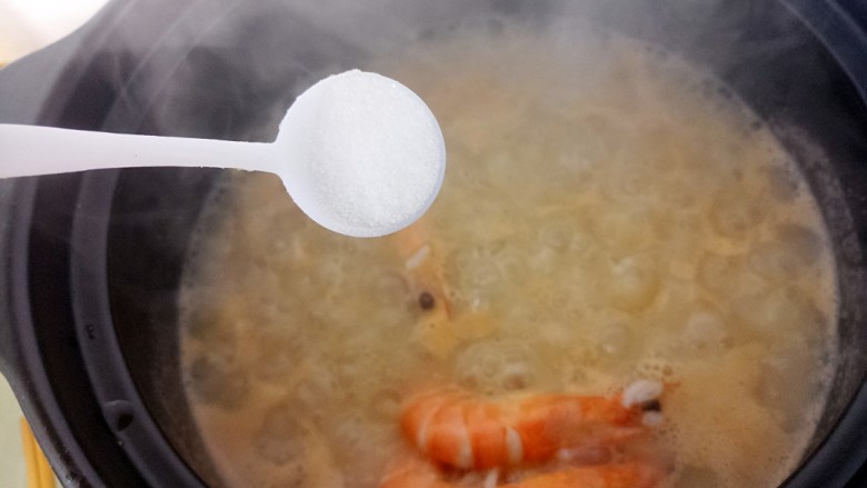 虾粥煲,把米煮至软烂，然后加一勺盐