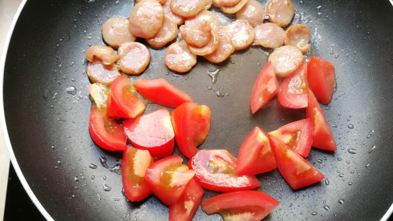 火腿彩蔬炒意粉,然后加入番茄