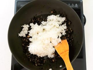 芽菜肉末炒饭,加入热米饭