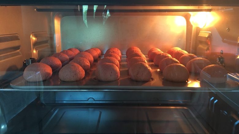 咸香麻薯小面包, 烤箱175度预热后，烤盘入烤箱中层烤30分钟，这个还是要根据自家烤箱脾气自行掌握