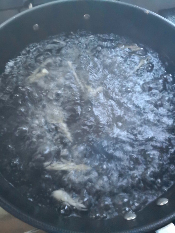 芋儿鸡,冷水滚开。