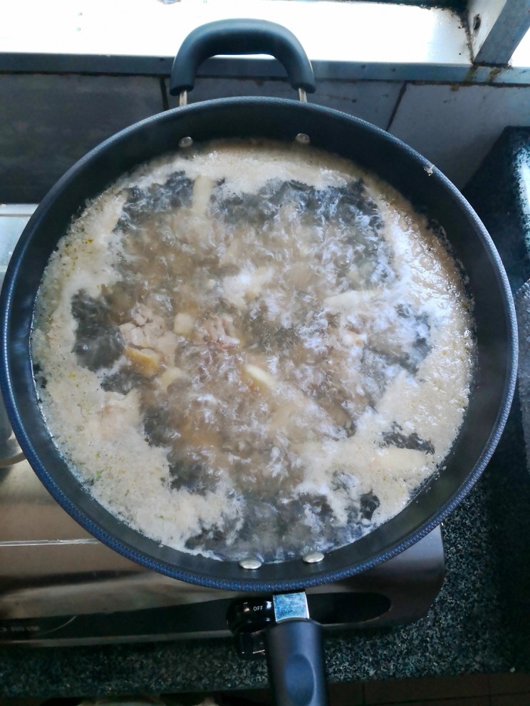 芋儿鸡,开大火煮。一是让鸡块迅速的被淀粉包住。二是除腥味与去血水。 