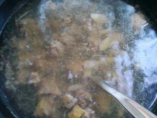 芋儿鸡,用勺子舀出表面的一层。倒入炖锅中，大火继续煲15分钟左右。（根据其的老嫩决定炖煮的具体时间。但也不能用太老的老母鸡。那是不好吃的。边道本身要求滑嫩。）