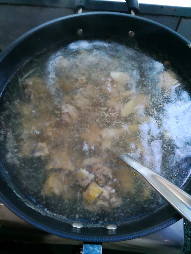 芋儿鸡,用勺子舀出表面的一层。倒入炖锅中，大火继续煲15分钟左右。（根据其的老嫩决定炖煮的具体时间。但也不能用太老的老母鸡。那是不好吃的。边道本身要求滑嫩。）