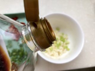夏日里的开胃小凉菜➕蒜蓉炝拌金针菇,碗中加入一勺半生抽