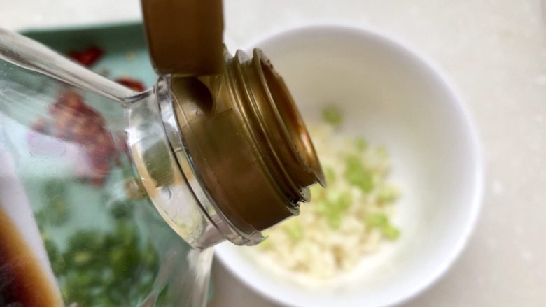 夏日里的开胃小凉菜➕蒜蓉炝拌金针菇,碗中加入一勺半生抽