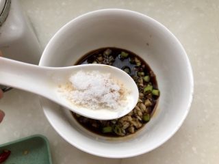 夏日里的开胃小凉菜➕蒜蓉炝拌金针菇,一小勺白糖