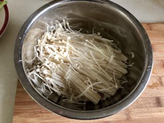 夏日里的开胃小凉菜➕蒜蓉炝拌金针菇,把金针菇分成一缕缕，清洗干净