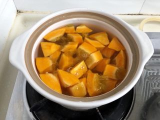 甜甜蜜蜜，幸福美满➕南瓜枸杞百合甜汤,砂锅中放入约一升多清水，放入南瓜块，中火煮开