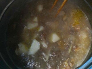 芋儿鸡,15分钟后加入芋儿，煲至芋儿软。（此图是最不好拍的，热气腾腾。拍了十几张，没办法。只好取了个切面。）