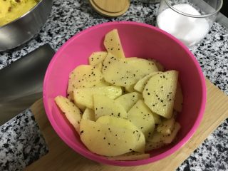 芝士培根焗土豆,搅拌均匀