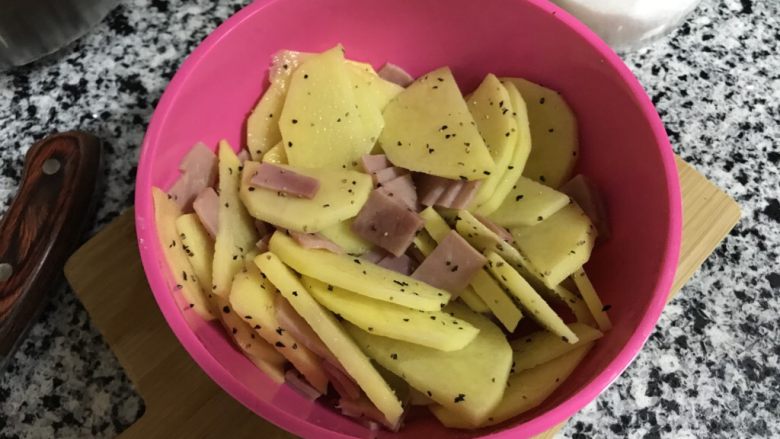 芝士培根焗土豆,搅拌