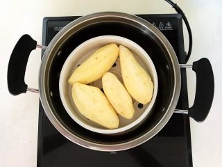 美味小零食   无油版红薯椰香小方,把削皮红薯放入蒸锅里