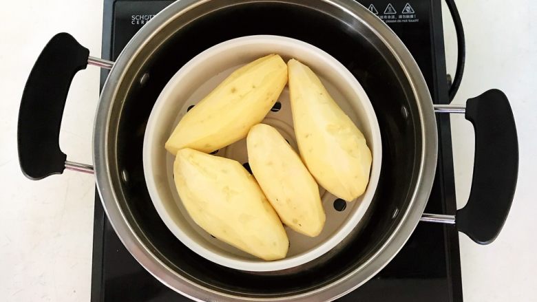 美味小零食   无油版红薯椰香小方,把削皮红薯放入蒸锅里