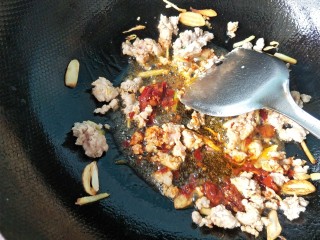 不用油炸比肉还好吃的鱼香茄子,放一勺豆瓣酱，炒出红油。