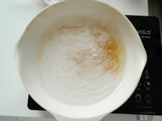 香椿炒鸡蛋,起锅烧水，水煮沸后，放入提前准备好的香椿。