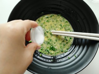 香椿炒鸡蛋,根据自己口味加入适量食盐。