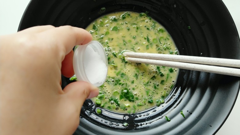 香椿炒鸡蛋,根据自己口味加入适量食盐。