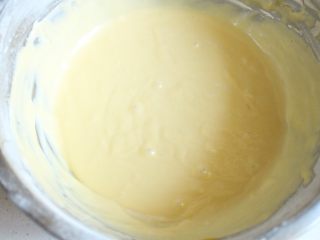戚风的N➕1种做法 酸奶切片戚风,加入4个蛋黄搅拌均匀