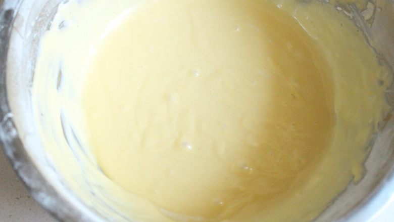 戚风的N➕1种做法 酸奶切片戚风,加入4个蛋黄搅拌均匀