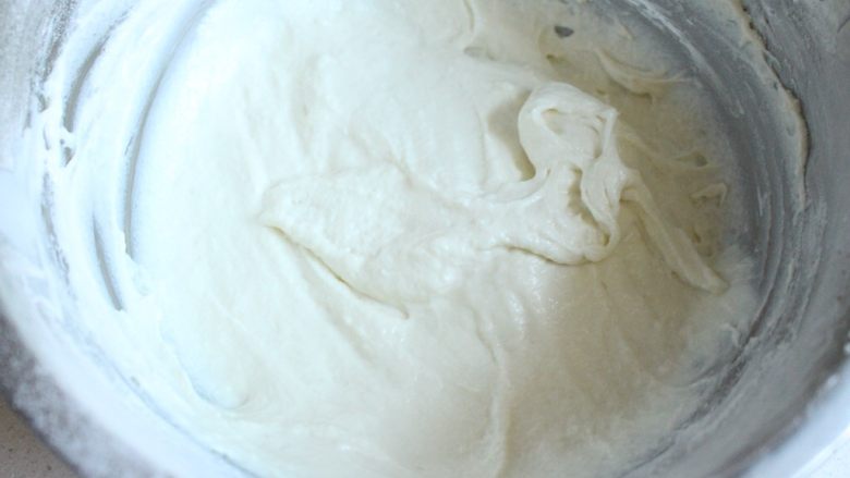 戚风的N➕1种做法 酸奶切片戚风,用蛋抽画之字型搅拌均匀