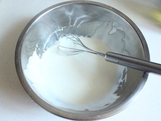 戚风的N➕1种做法 酸奶切片戚风,用蛋抽将玉米油和酸奶混合均匀
