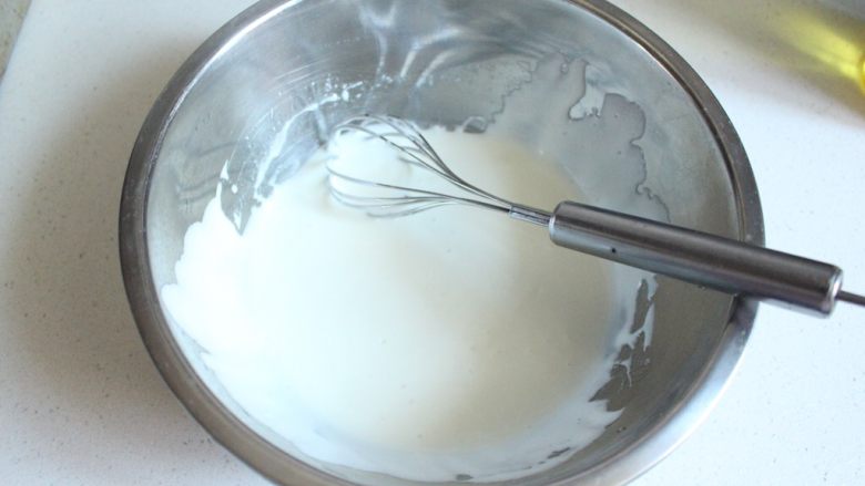 戚风的N➕1种做法 酸奶切片戚风,用蛋抽将玉米油和酸奶混合均匀