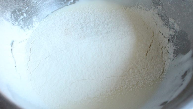 戚风的N➕1种做法 酸奶切片戚风,用筛网在高10厘米的地方筛入低粉