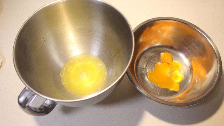 戚风的N➕1种做法 酸奶切片戚风,<a style='color:red;display:inline-block;' href='/shicai/ 9'>鸡蛋</a>4个分离蛋清和蛋黄，蛋清放于无油无水的盆中，先放入冰箱冷藏备用，蛋黄盛在另一个碗里备用，同时打开烤箱180度预热；