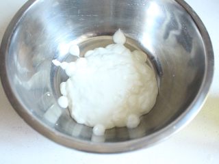 戚风的N➕1种做法 酸奶切片戚风,将酸奶倒入盆中