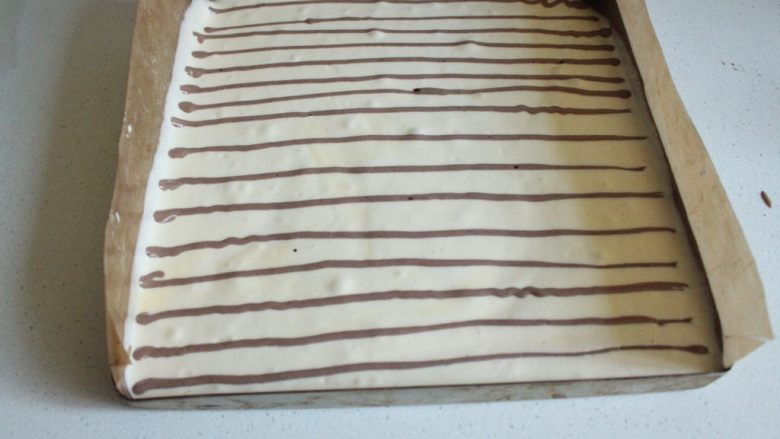 戚风的N➕1种做法 酸奶切片戚风,裱花袋剪小口，在蛋糕糊上面画出均匀的横线