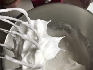 戚风的N➕1种做法 酸奶切片戚风,蛋白从冰箱取出，将红糖一次性全部加入到蛋白中，用打蛋器高速打发至小弯勾的状态